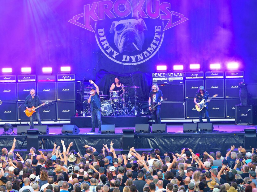 Krokus Foto: Emmenlauer Publikum mit Band auf der Bühne