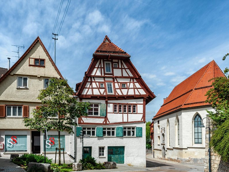Das "Schiefe Haus" in der historischen Altstadt von Ehingen.