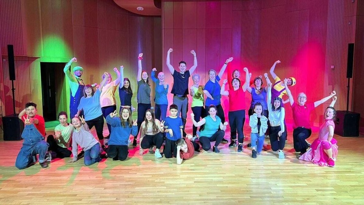 Gruppenbild. Stolz und zufrieden nach der Aufführung. Foto: Pascal Sangl
