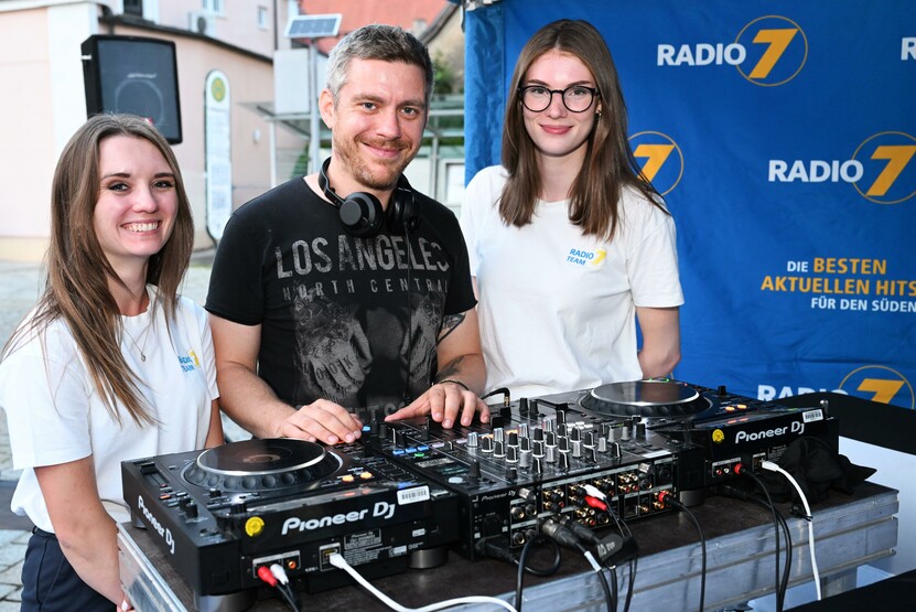 Foto: Emmenlauer Junger Mann am Mischpult mit zwei jungen Frauen rechts und links