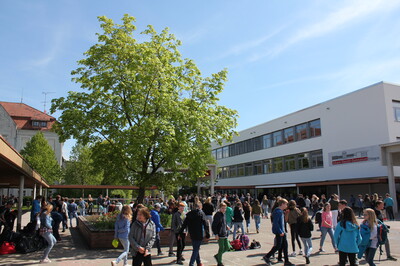 Foto: Schüler auf dem Schulhof des Gymnasiums