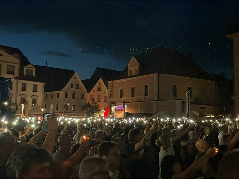 Santiano Foto: T. Bucher Blick ins Publikum bei Dämmerung Lichtermeer aus Smartphonebeleuchtungen