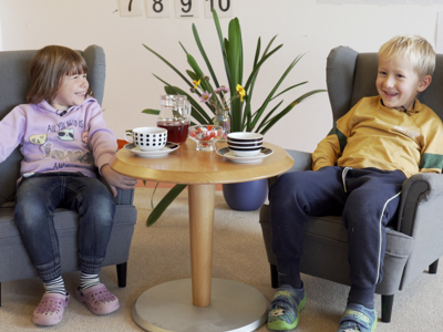 Kinderinterview Zwei Kinder in einem Sessel