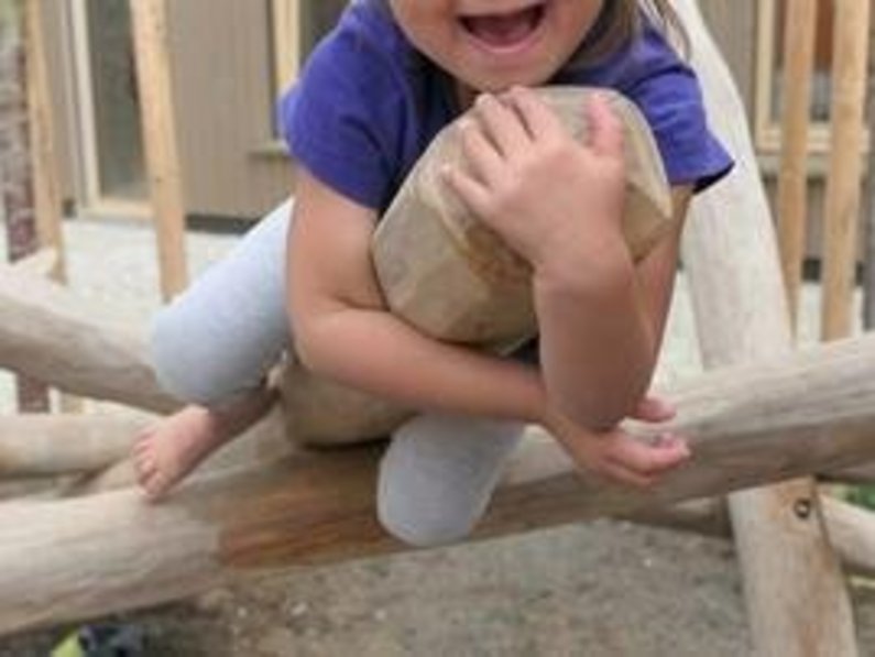 Kind teilweise auf einem Klettergerüst zu sehen