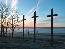 Foto: Josef Uhl - Drei Kreuze im Sonnenaufgang