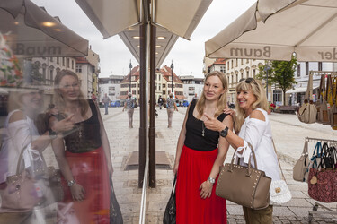 Foto: Zwei Frauen beim Schaufensterbummel