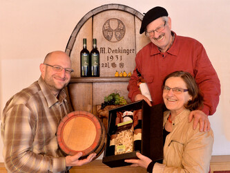 Foto: Familie Denkinger mit Weinutensilien