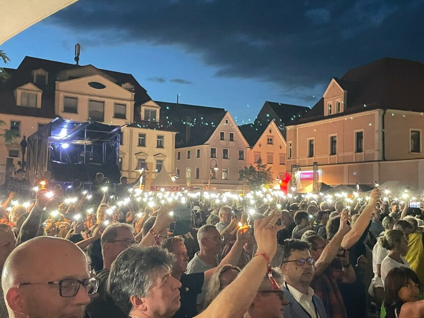 Santiano Foto: T. Bucher Blick ins Publikum bei Dämmerung, Lichtermeer aus Smartphonebeleuchtungen