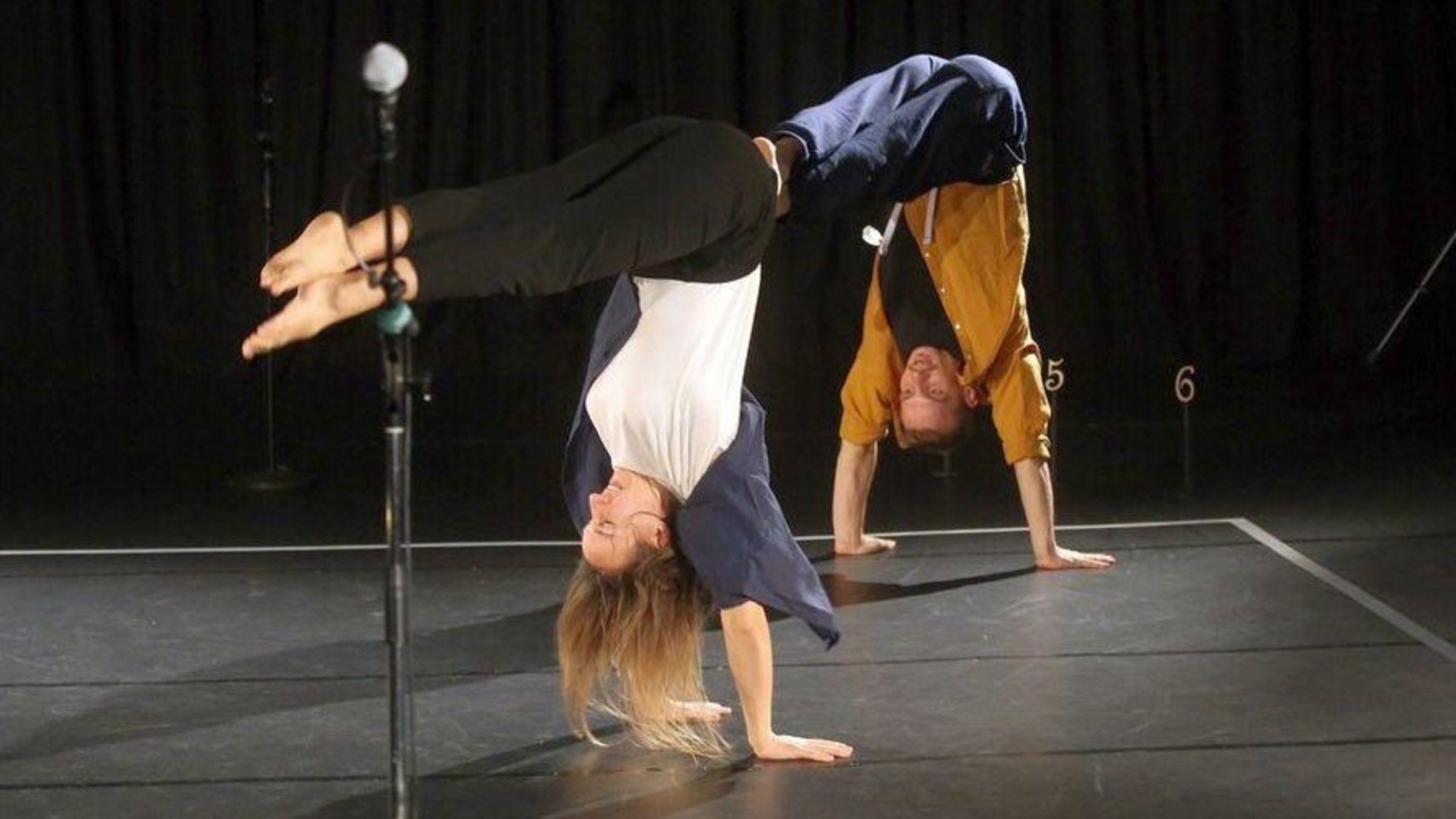 Anna Kempin und Johannes Blattner tanzen. Foto: Uli Beutenmüller
