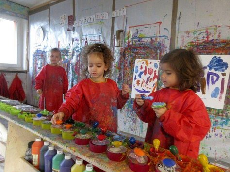 Drei Kinder beim Malen