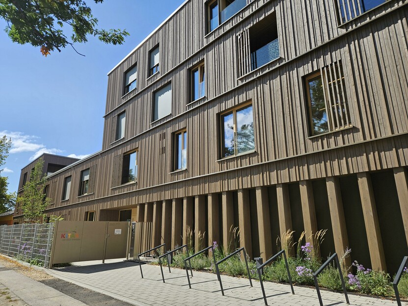 Außenfassade Flachdachgebäude mit Holzv 