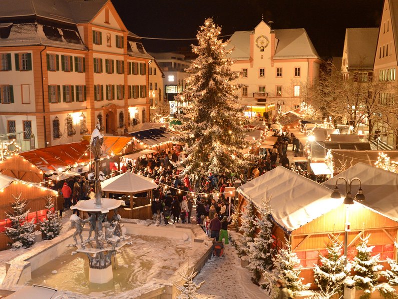 Weihnachtsmarkt im Schneetreiben