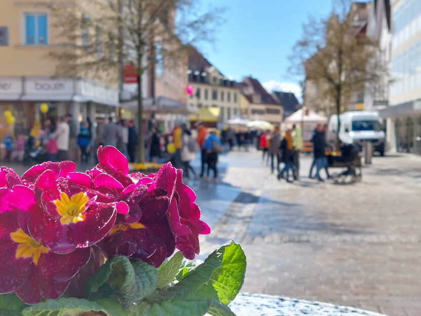 Der verkaufsoffene Sonntag lockt ganze Menschenmengen in die Ehinger Innenstadt.