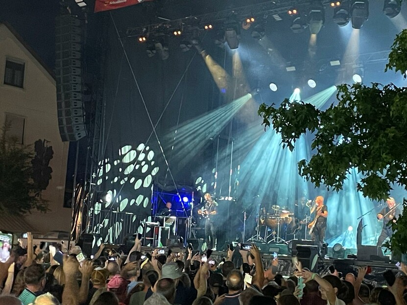 Santiano Foto: T. Bucher Menschenmenge vor der Bühne bei Nacht
