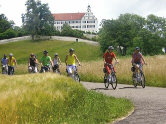 Foto: Radler unterhalb von Schloss Mochental