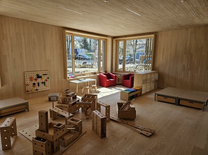 Raum komplett mit Holz verkleidet und Werkbausteinen