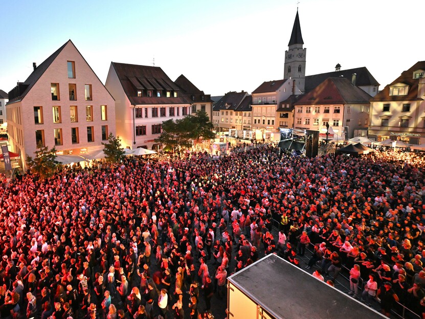 Foto: Emmenlauer Blick von oben auf den voll besetzen Marktplatz