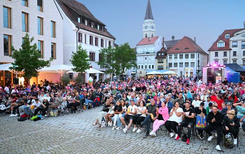 Begeistertes Publikum beim Marktplatzkino Foto: Emmenlauer Blick auf die besetzten Stuhlreihen auf dem Marktplatz