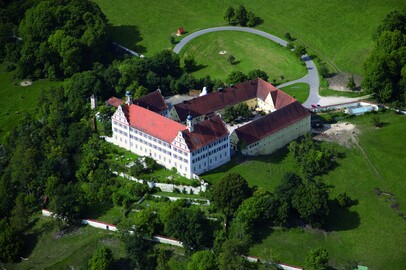 Foto: Blick von oben auf Schloss Mochental
