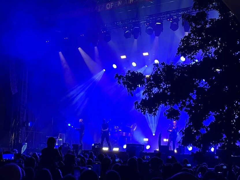 Santiano Foto: T. Bucher Menschenmenge mit Band bei Nacht