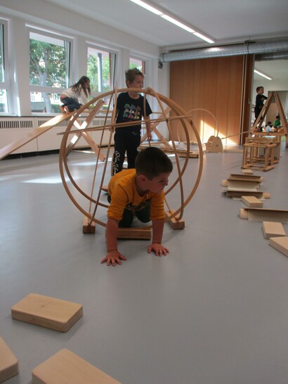 Spielende Kinder im Bewegungsraum