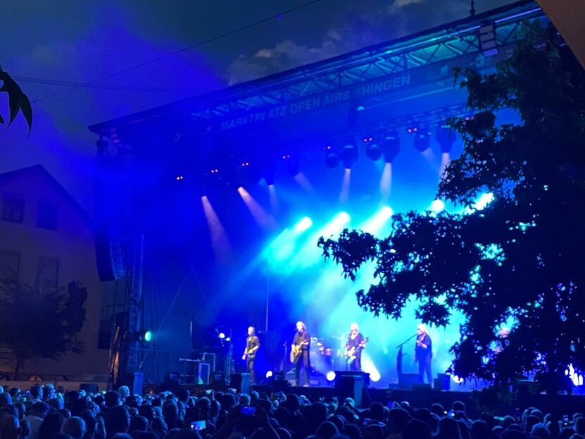 Santiano Foto: T. Bucher Menschenmenge und Umgebung in blaues Licht getaucht, Band auf der Bühne im Spotlight