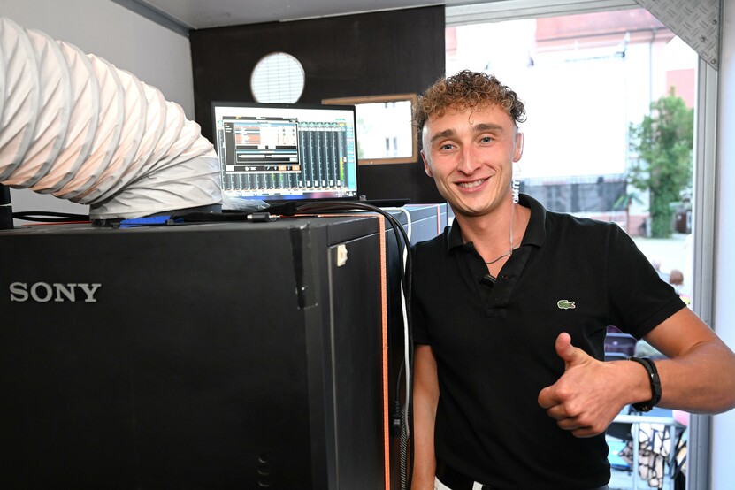 Max Kienzle Foto: Emmenlauer Junger Mann im Technikraum zeigt Daumen hoch