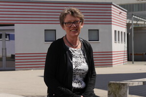 Foto Angelika Weber vor dem Schulgebäude