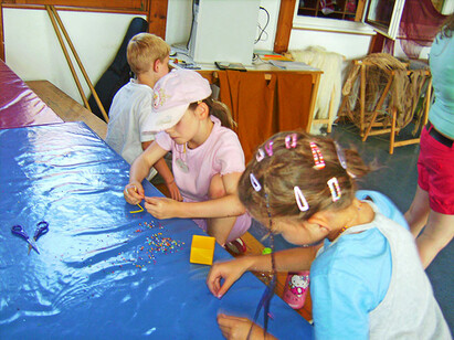 Foto: Kinder beim Basteln an einem Tisch Foto: Kinder beim Basteln an einem Tisch