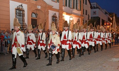 Historische Bürgerwache Ehingen beim Großen Zapfenstreich auf dem Marktplatz