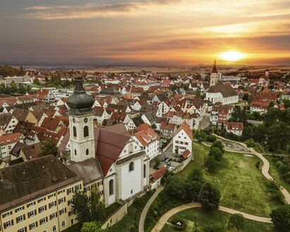 Foto: Blick von oben auf Ehingen und die Konviktskirche 