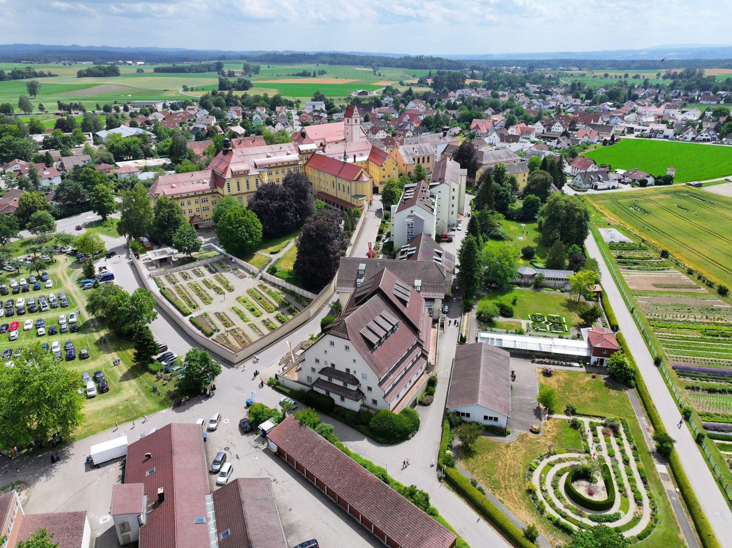 Blick auf die Klosteranlage in Reute aus der Vogelperspektive.