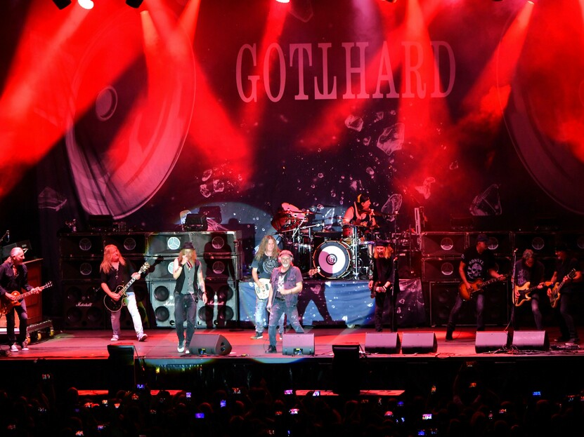 Gotthard Foto: Emmenlauer Blick auf die Band rote Scheinwerfer