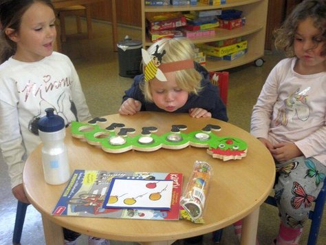 Geburtstagskind pustet Kerzen aus