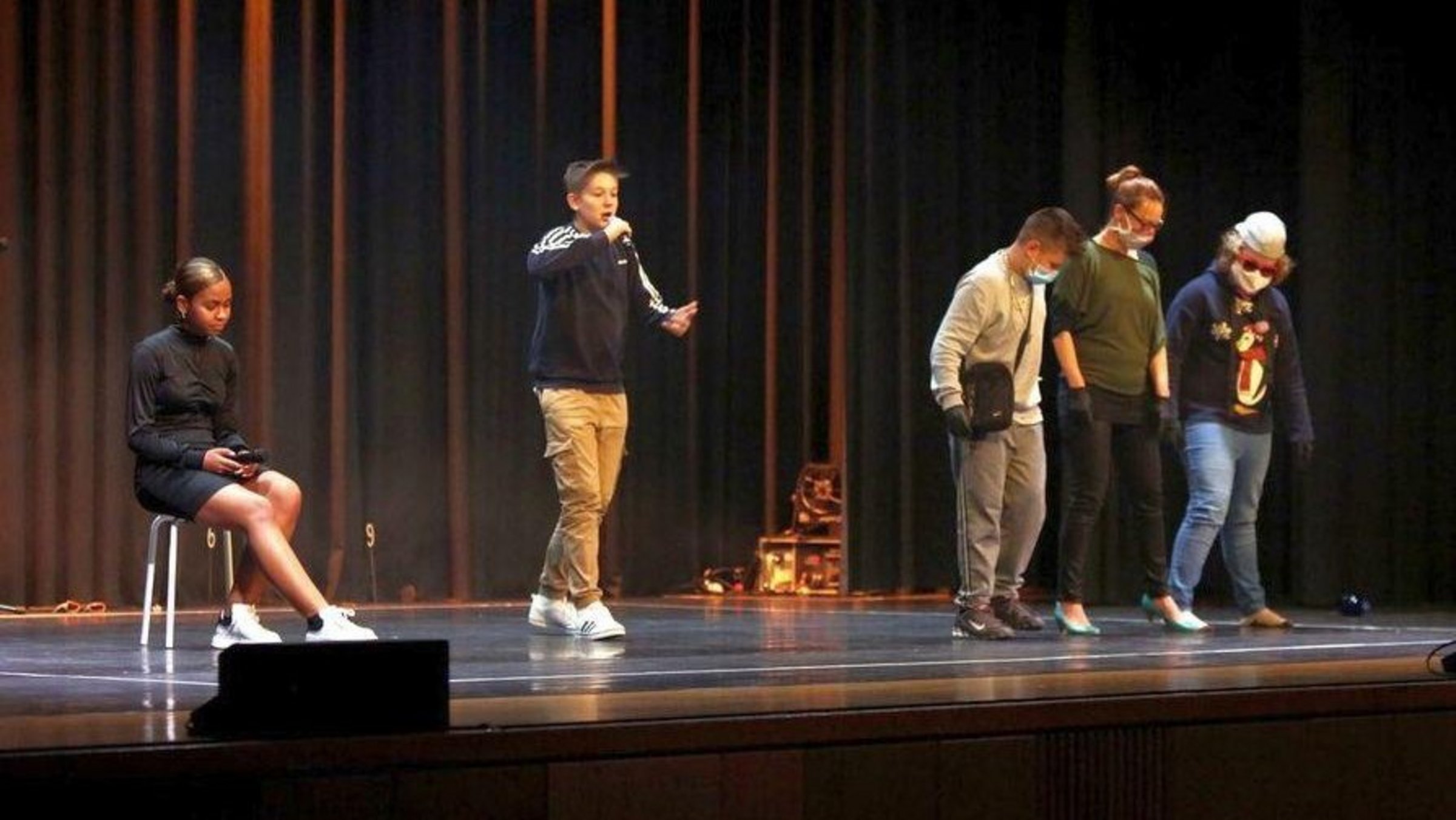 Ann-Kristine Schubert, Reeves Noemi, Hilbert Johanna, Hucker Finn, Sadic Kerim. Foto: Uli Beutenmüller