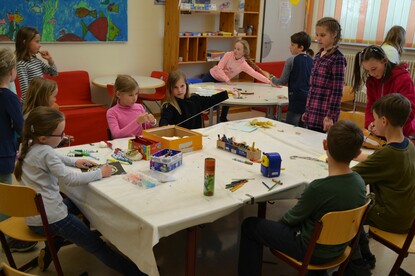 Foto: Kinder beim Basteln Foto: Kinder beim Basteln