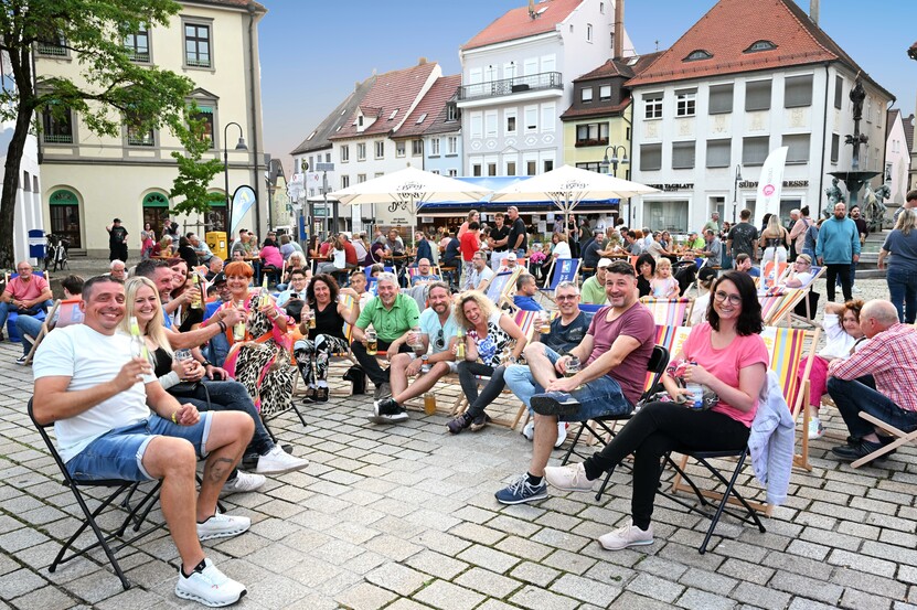Foto: Emmenlauer Eine Gruppe Menschen sitzt im Halbkreis in Liegestühlen