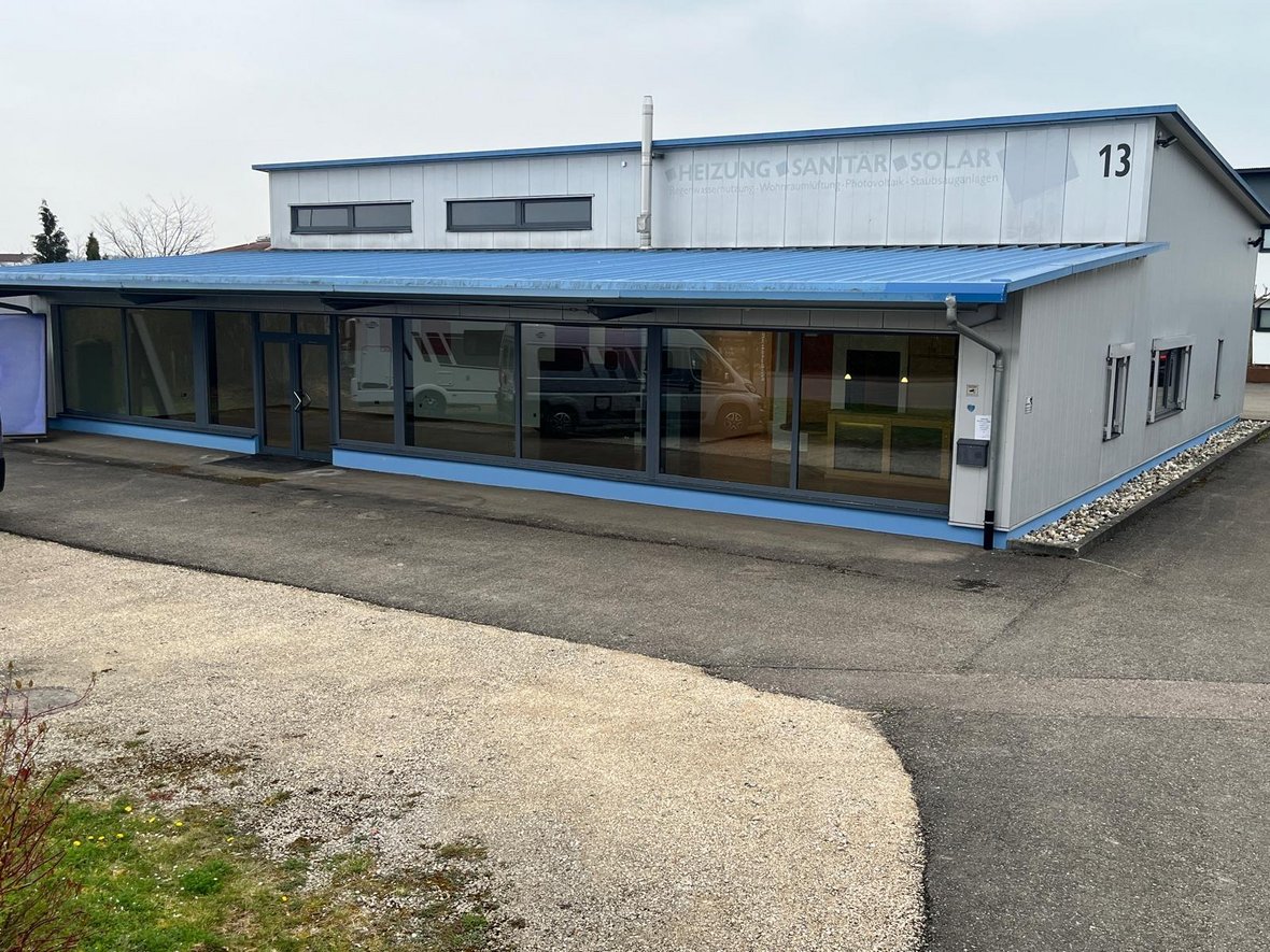 Außenansicht leerstehendes Firmengebäude